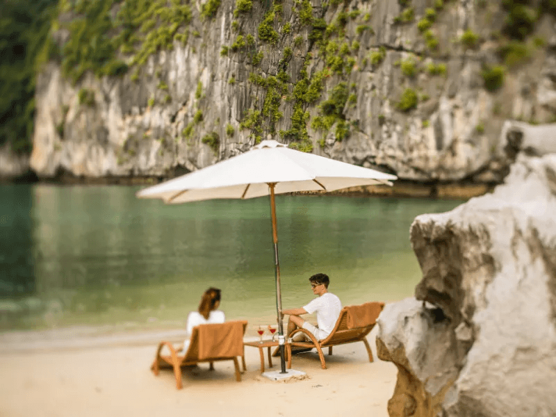 Un couple installé au bord de l’eau