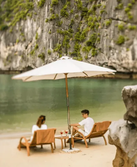 Un couple installé au bord de l’eau