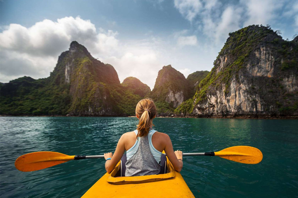 kaykak dans la baie de lanhassentiel vietnam