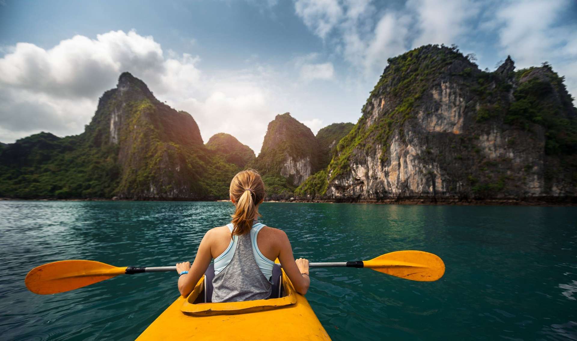 Kayak au milieu de la baie d'halong optimize