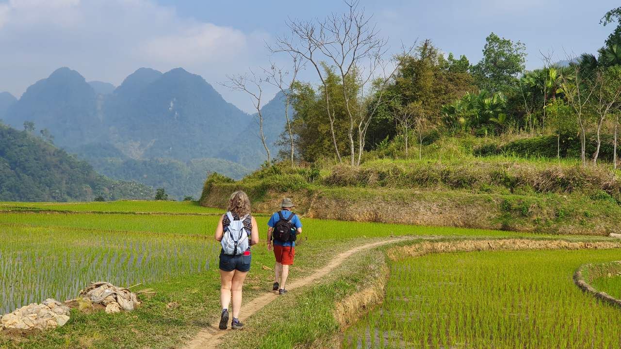 Marche à pied au sein de la réserve naturelle de Pu Luong