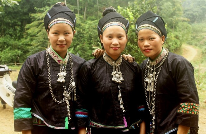 les femmes Nung dans le costume traditionel