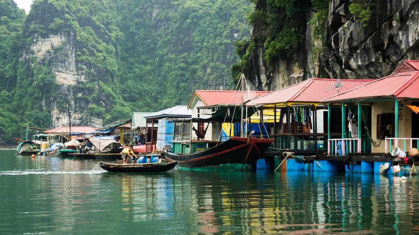 village-de-pecheurs-sur-la-baie-halong