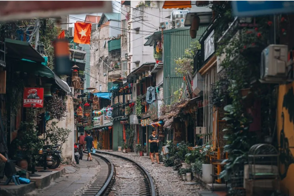 train-rue-hanoi-vietnam_optimize