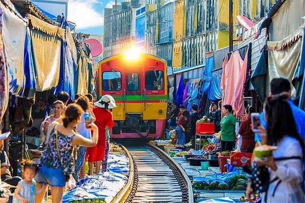 Bangkok train 600